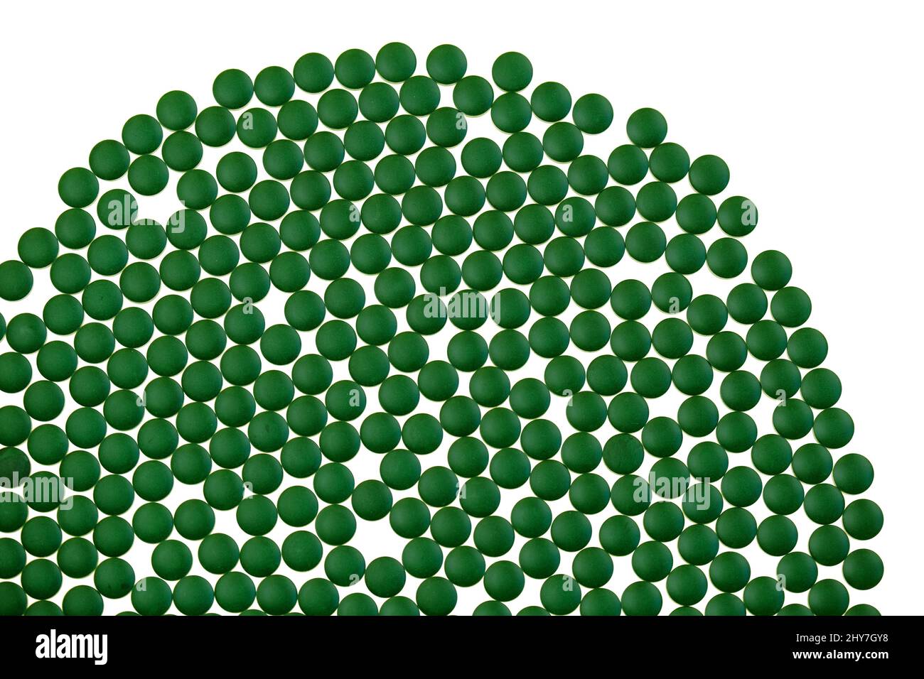 Chlorella Algen grüne Tabletten auf weißen background.seaweed Nahrungsergänzungsmittel. Chlorella Pulver Tabletten.Spirulina Algen. Alternative Medizin und Stockfoto