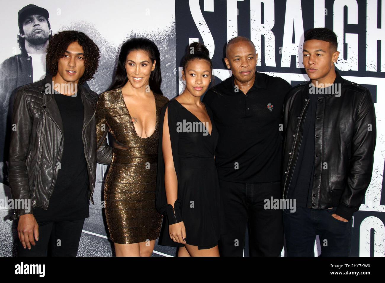Nicole ThreatT, Truly Young, Dr. Dre und Truth Young bei der Premiere von „Straight Outta Compton“ in Los Angeles Stockfoto
