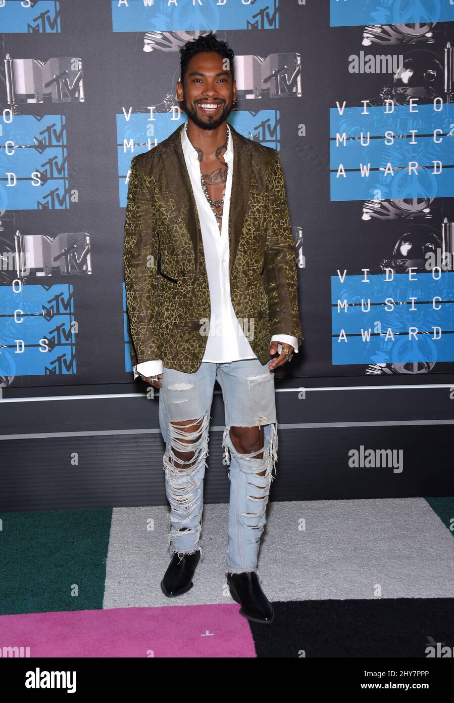 Miguel kommt auf dem roten Teppich bei den MTV Video Music Awards 2015 im Microsoft Theater, Los Angeles. Stockfoto