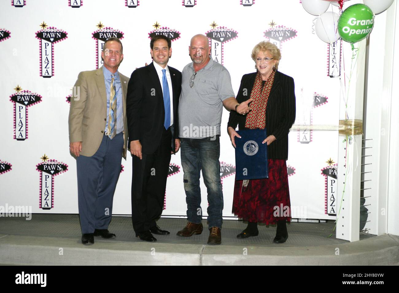 Mark Hutchison (Vizegouverneur von Nevada), Senator Marco Rubio, Rick Harrison, Carolyn G. Goodman (Bürgermeister von Las Vegas) Rick Harrison und Marco Rubio feiern die Eröffnung des Pawn Plaza Ess- und Einzelhandelszentrums. Stockfoto