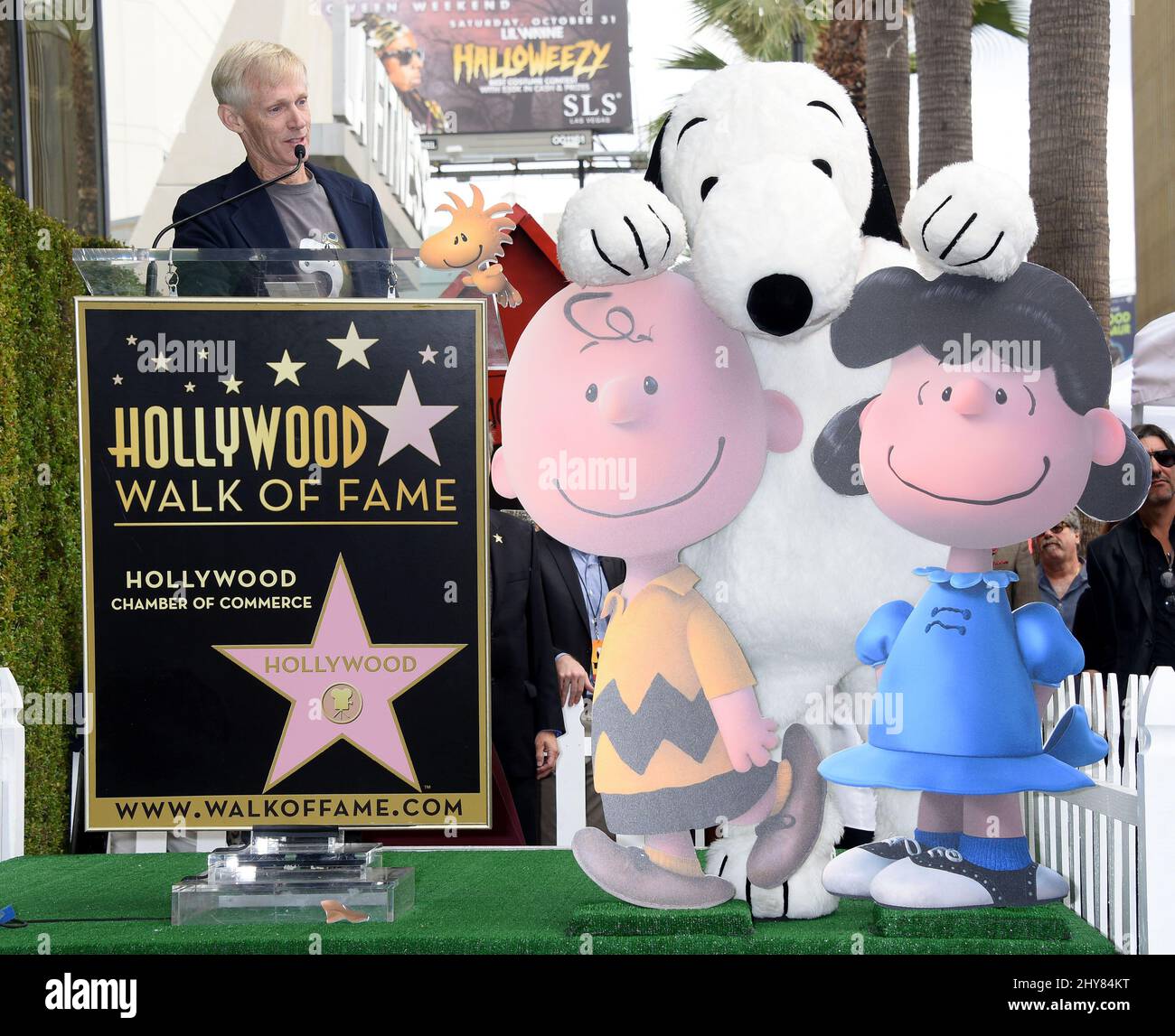 Snoopy und Craig Schulz Snoopy Hollywood Walk of Fame Star Ceremony. Sein Stern wurde neben dem Stern seines Schöpfers Charles M. Schulz platziert. Stockfoto