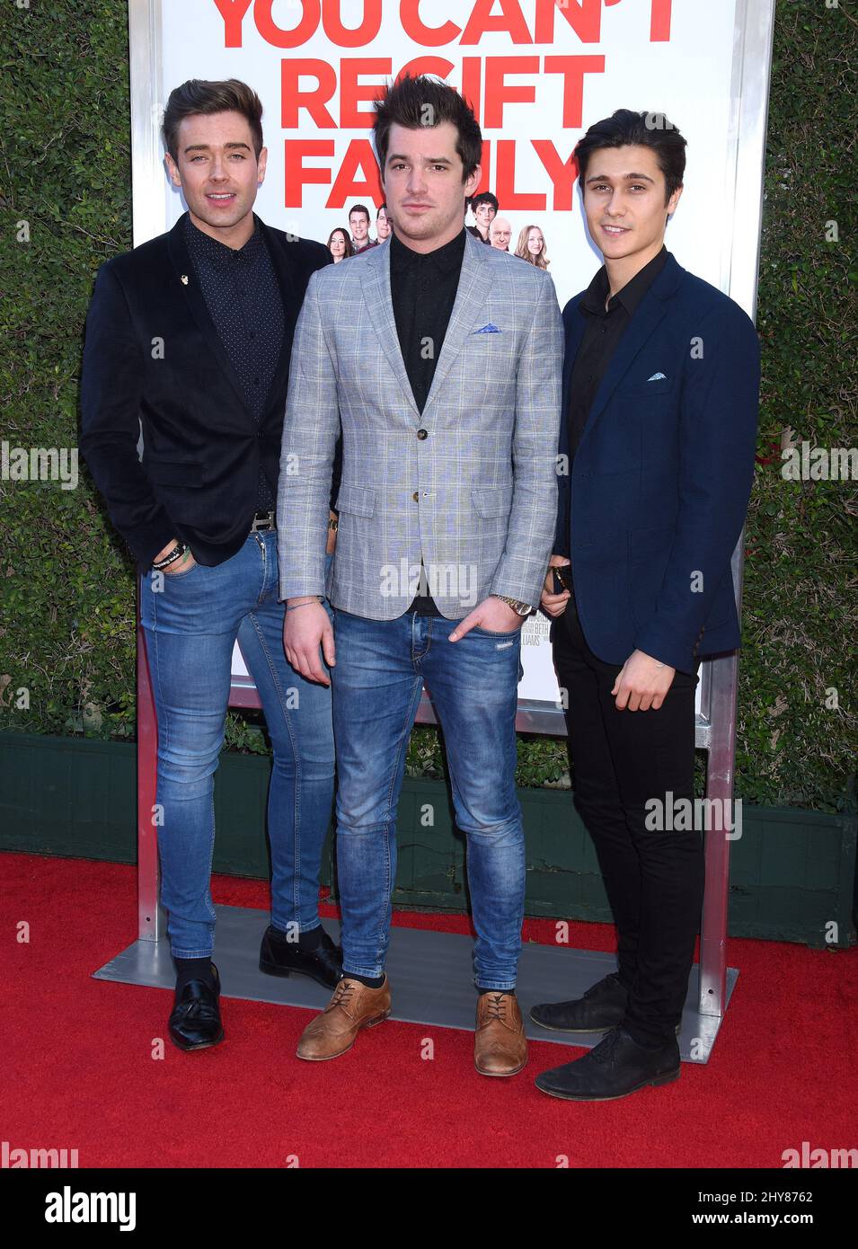 Kristofer James, Kyle Chpenter und Aleskey Lopez von The Scheme nahmen an der Premiere von „Love the Coopers“ von CBS Films Teil, die im Park Plaza at the Grove stattfand Stockfoto