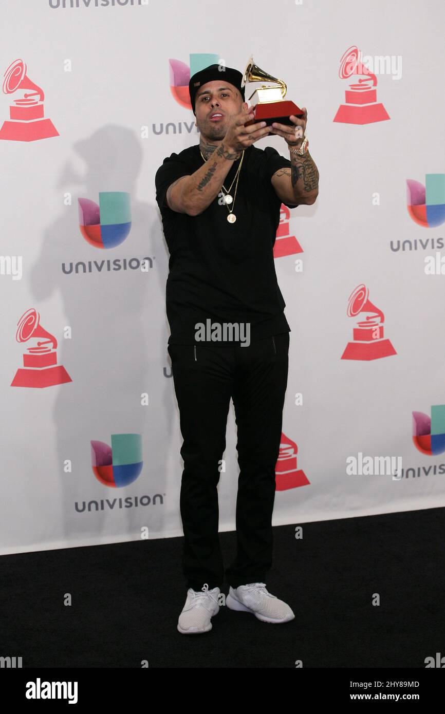 Nicky Jam posiert im Presstraum bei den jährlichen Latin Grammy Awards 16. in der MGM Grand Garden Arena am Donnerstag, den 19. November 2015 in Las Vegas. Stockfoto