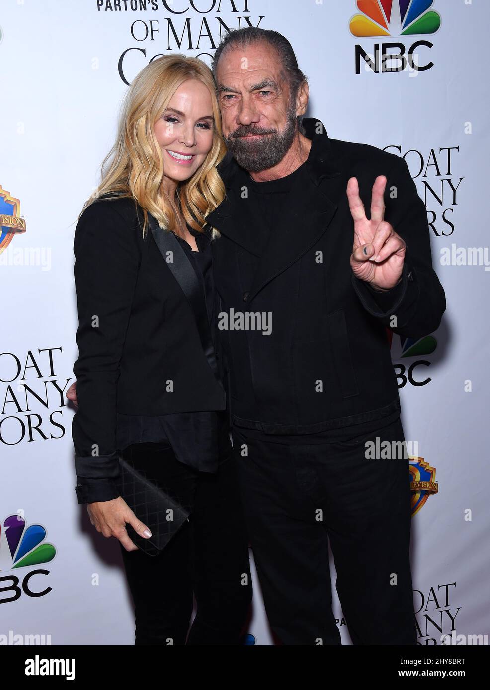 John Paul DeJoria und Eloise Broady nahmen an Dolly Partons „Coat of Many Colors“-Darsteller und -Crew-Vorführung im Ägyptischen Theater Teil Stockfoto