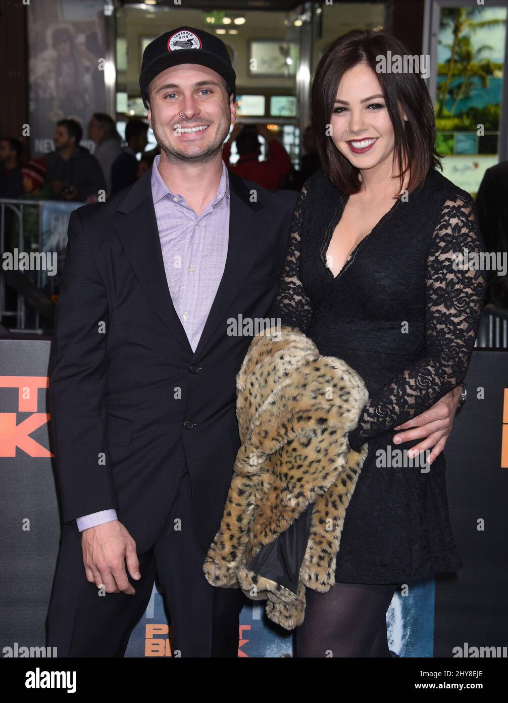 Dustin Nowak und Heather Lewis bei der Point Break Hollywood Premiere Stockfoto