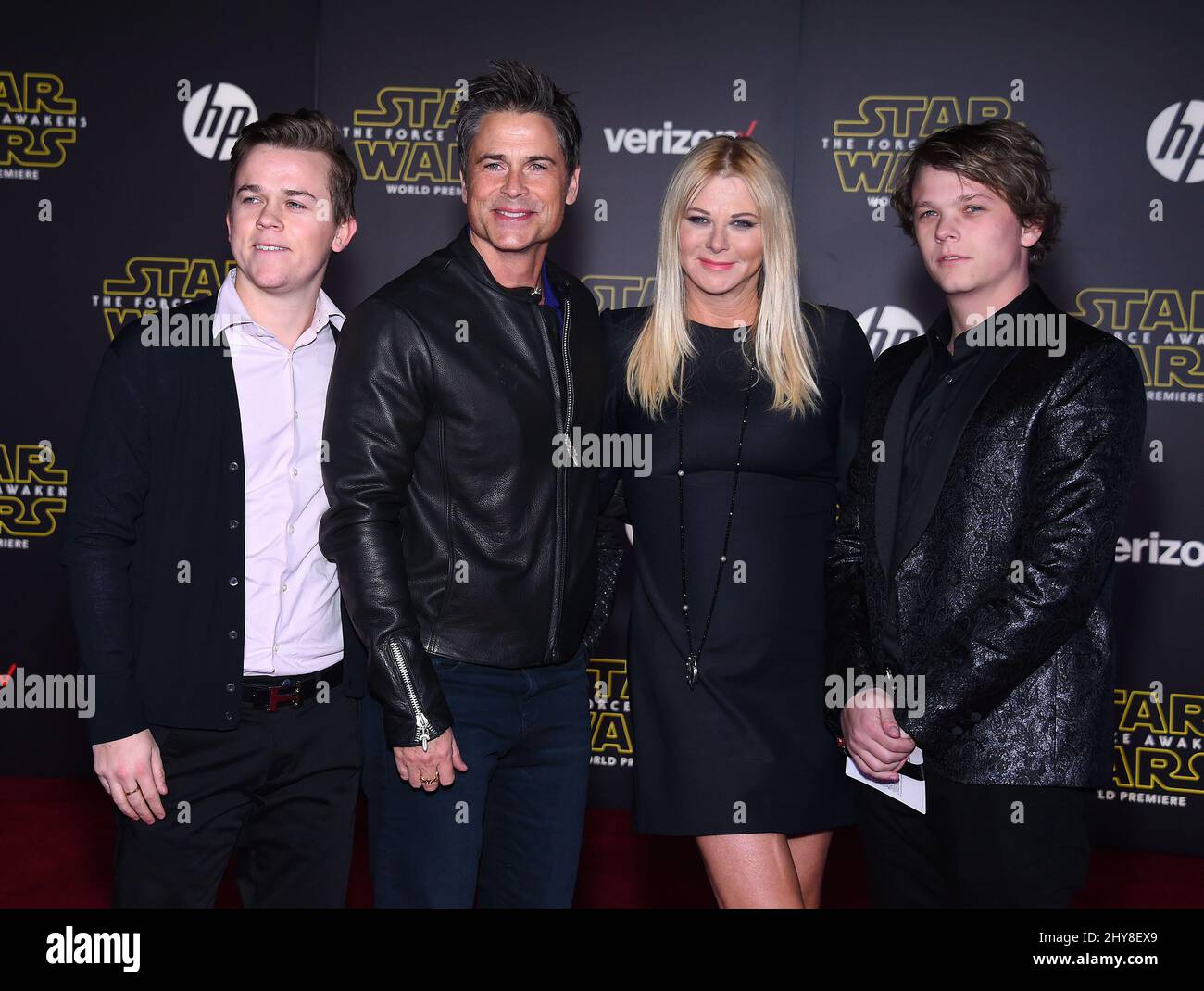 Rob Lowe, Sheryl Berkoff, John Owen Lowe & Matthew Lowe bei der Premiere von Star Wars: The Force Awakens Stockfoto