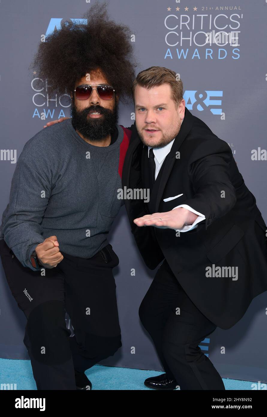 James Corden (L) und Reggie Watts nehmen an den Annual Critics' Choice Awards 21. Teil, die im Barker Hanger am Flughafen Santa Monica verliehen werden Stockfoto