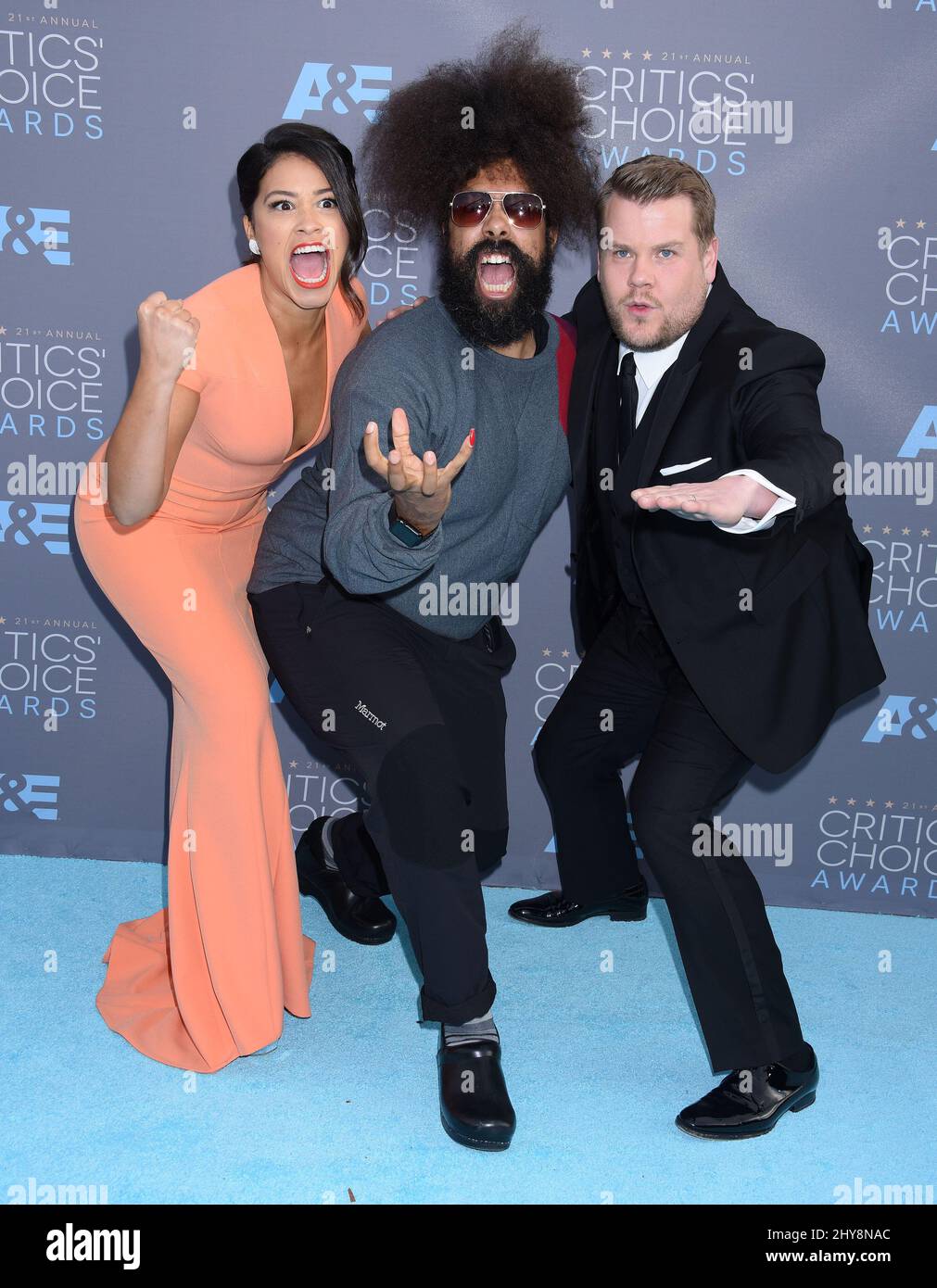 James Corden (R) Reggie Watts und Gina Rodriguez (links) nehmen an den Annual Critics' Choice Awards 21. Teil, die im Barker Hanger am Flughafen Santa Monica verliehen werden Stockfoto