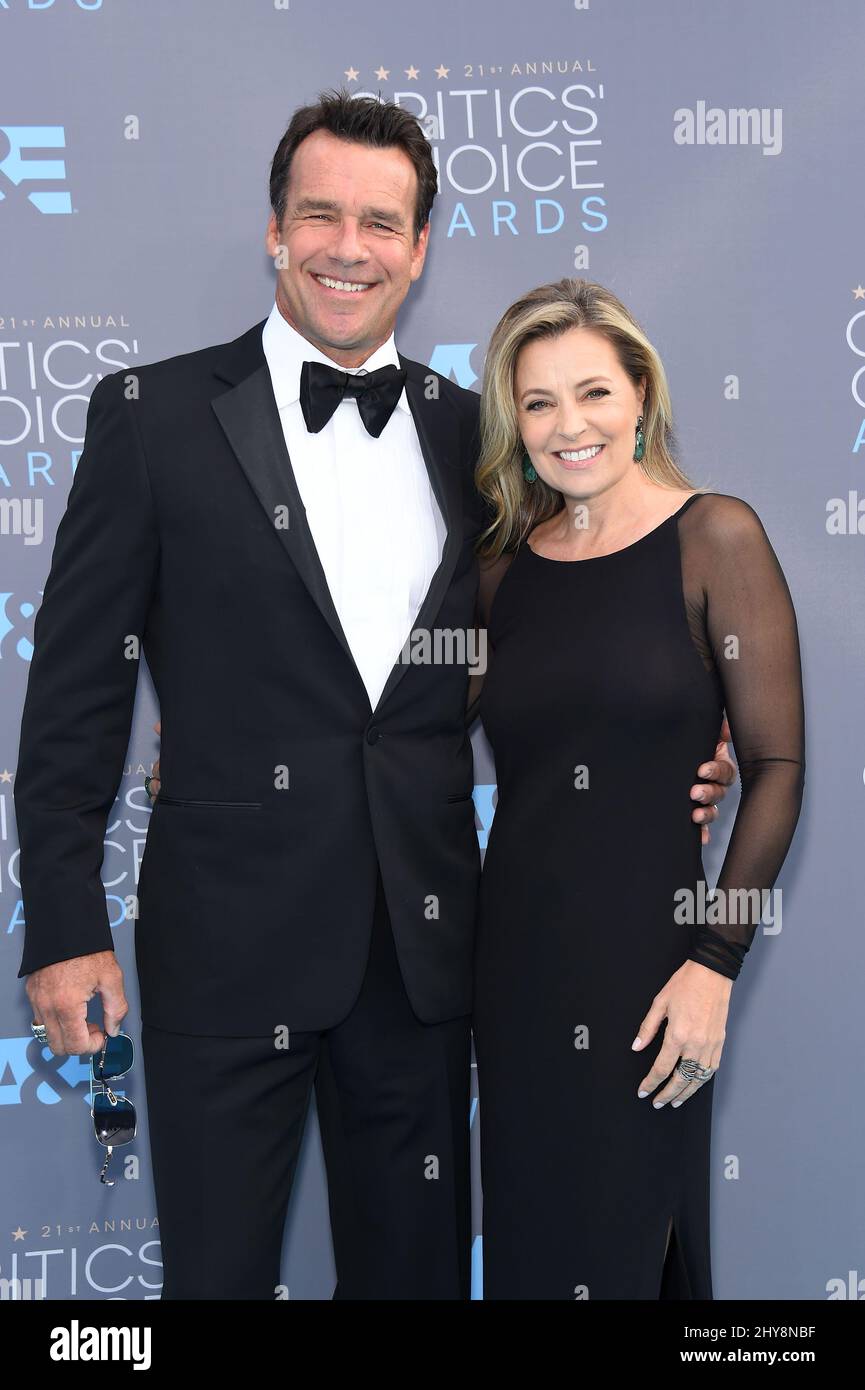 David James Elliott & Nanci Chambers nehmen an den Annual Critics' Choice Awards 21. Teil, die im Barker Hanger am Flughafen Santa Monica verliehen werden Stockfoto