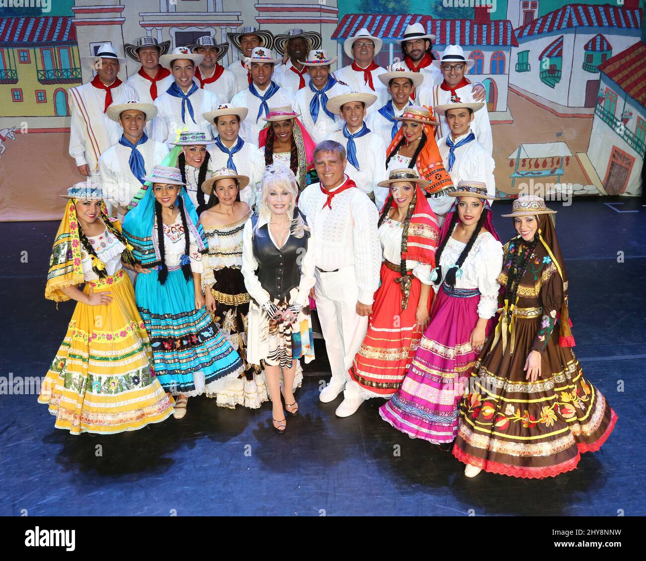 Dolly Parton Dolly Parton posiert mit der Besetzung von La Danza de Colombia im Showstreet Palace in Dollywood Stockfoto