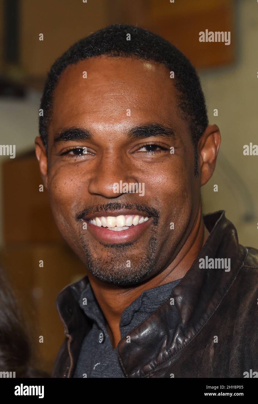 Jason George beim Casting des Vollbronze Actor, dem Screen Actors Guild Award, der im Lost-Wachs-Verfahren hergestellt wird. Etwa 93 Pfund Wachs werden für die Formen verwendet, in denen die Statuetten gegossen werden, und das Verfahren umfasst 225 Pfund Keramikformmaterial.zehn Handwerker produzieren die Auszeichnungen in einem Zeitraum von 3 bis 4 Wochen in der American Fine Arts Foundry von Grund auf neu. Stockfoto