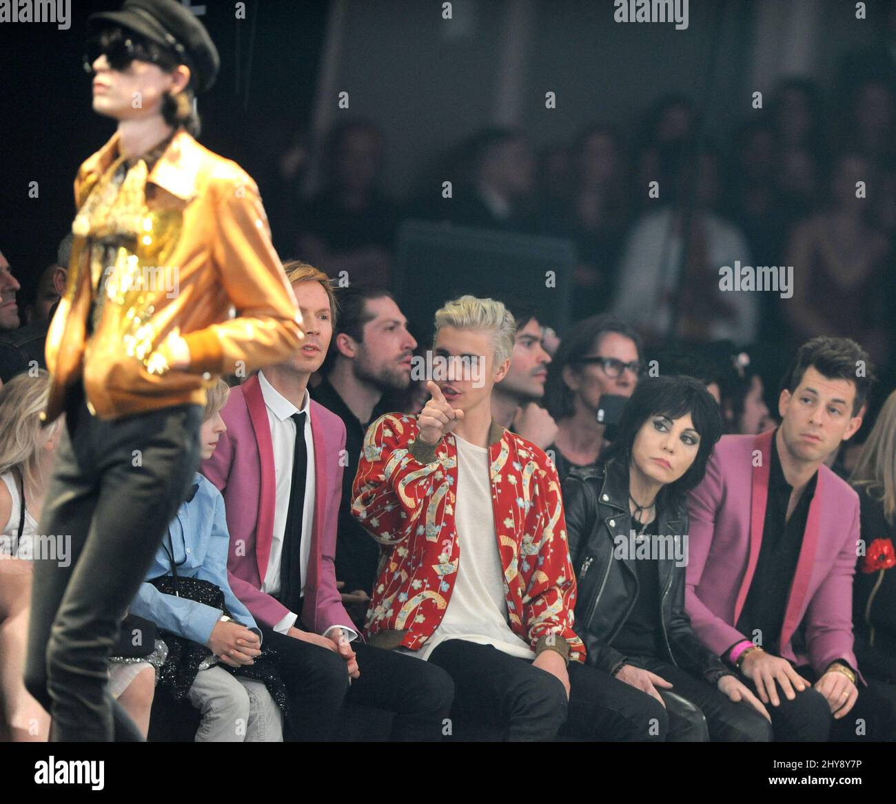 Justin Bieber, Joan Jett und Mark Ronson nehmen an der ersten Reihe der Saint Laurent-Show im Hollywood Palladium in Los Angeles, Kalifornien, Teil. Stockfoto