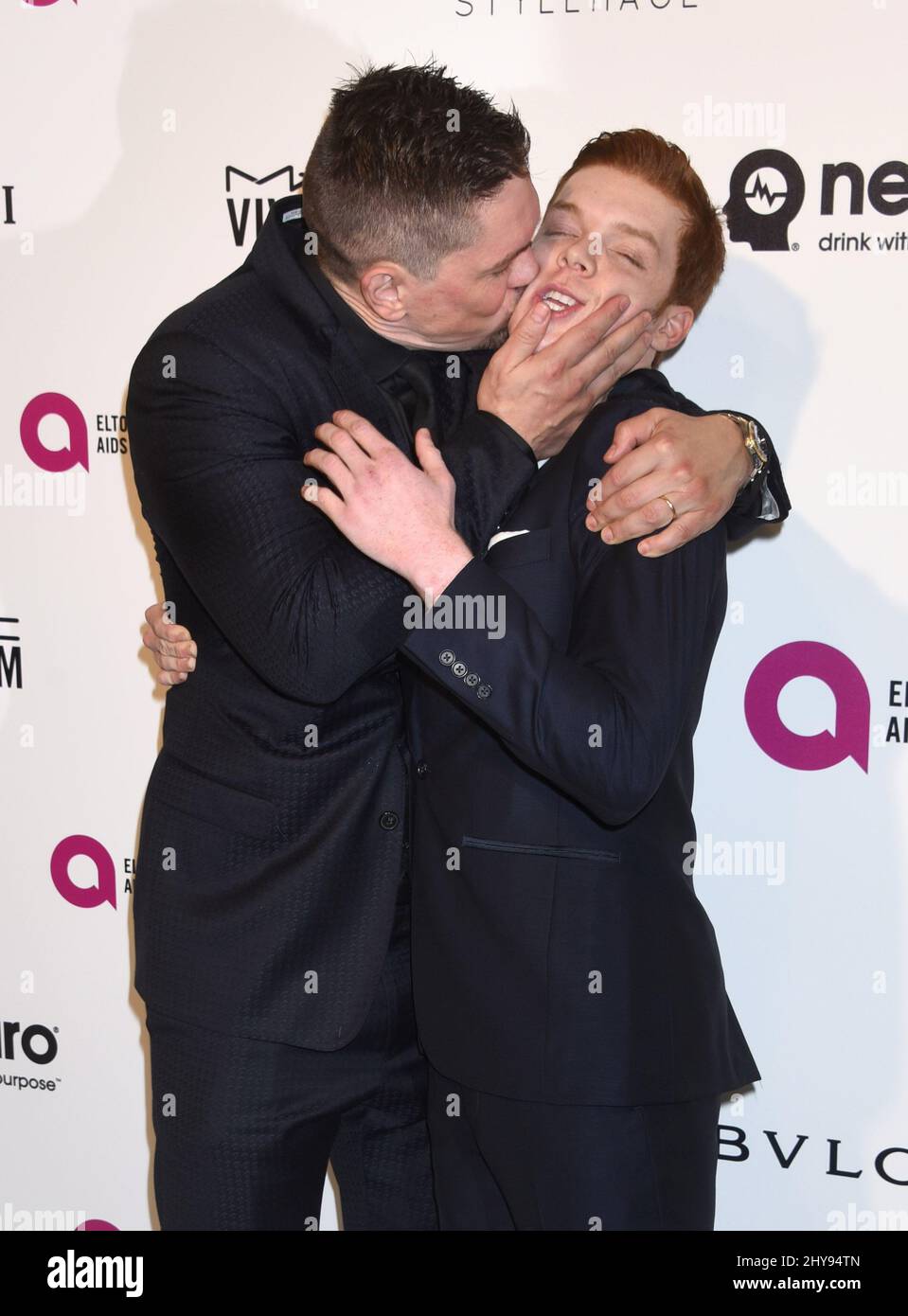 Steve Howey und Cameron Monaghan nahmen an der jährlichen Oscar-Fernsehfeier der Elton John AIDS Foundation 24. im City of West Hollywood Park Teil Stockfoto