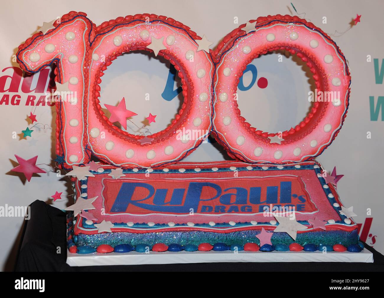Ein Kuchen wird bei der Premiere der RuPaul Drag Race Saison 8 im Mayan Theater gezeigt, um zu feiern, dass der Meilenstein von 100 Episoden zu Beginn der Saison erreicht wurde. Stockfoto