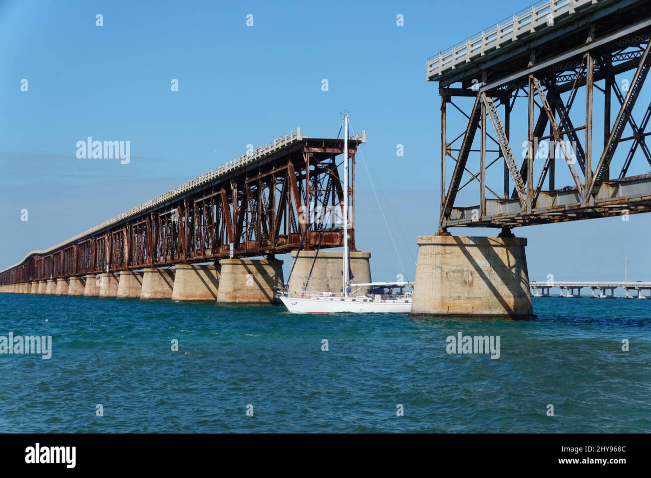 Eine Yacht, die an der alten und verlassenen Bahia Honda Rail Bridge in Big Pine Key, Florida, vorbeifährt Stockfoto