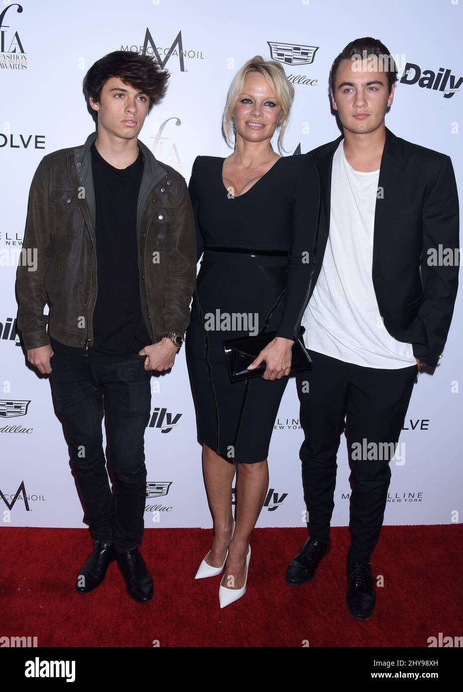Pamela Anderson, Brandon Lee und Dylan Lee bei den Daily Front Rows Fashion LA Awards im Sunset Tower Hotel in Los Angeles, USA. Stockfoto Pamela Anderson, Brandon Lee und Dylan Lee bei den Daily Front Rows Fashion LA Awards im Sunset Tower Hotel in Los Angeles, USA. Stockfoto