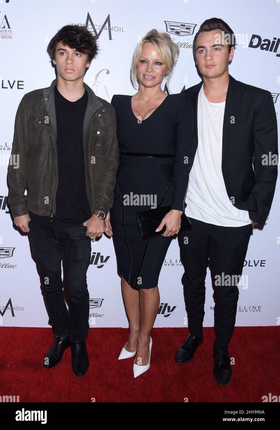 Pamela Anderson, Brandon Lee und Dylan Lee bei den Daily Front Rows Fashion LA Awards im Sunset Tower Hotel in Los Angeles, USA. Stockfoto Pamela Anderson, Brandon Lee und Dylan Lee bei den Daily Front Rows Fashion LA Awards im Sunset Tower Hotel in Los Angeles, USA. Stockfoto
