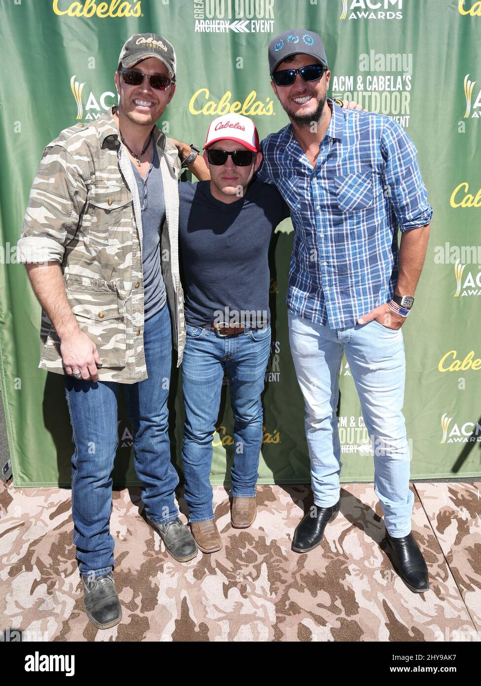 Luke Bryan, Justin Moore, Granger Smith Teilnahme an Cabelas Celebrity Tic-Tac-Toe Archery Tournament auf dem Las Vegas Festival Grounds, USA. Stockfoto