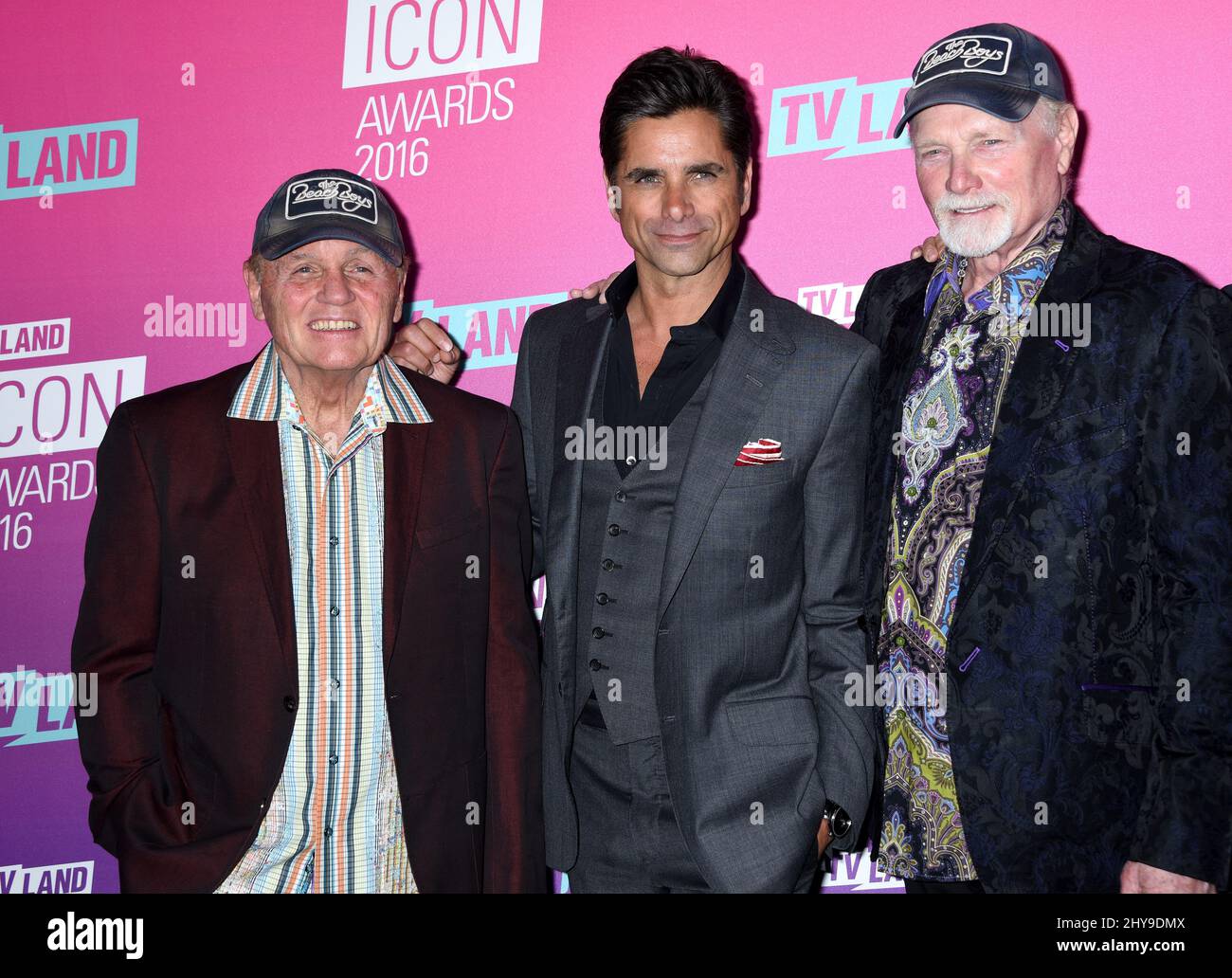 Bruce Johnston, John Stamos und Mike Love nahmen an den „TV LAND Icon Awards“ 2016 im Barker Hanger in Los Angeles, USA, Teil. Stockfoto