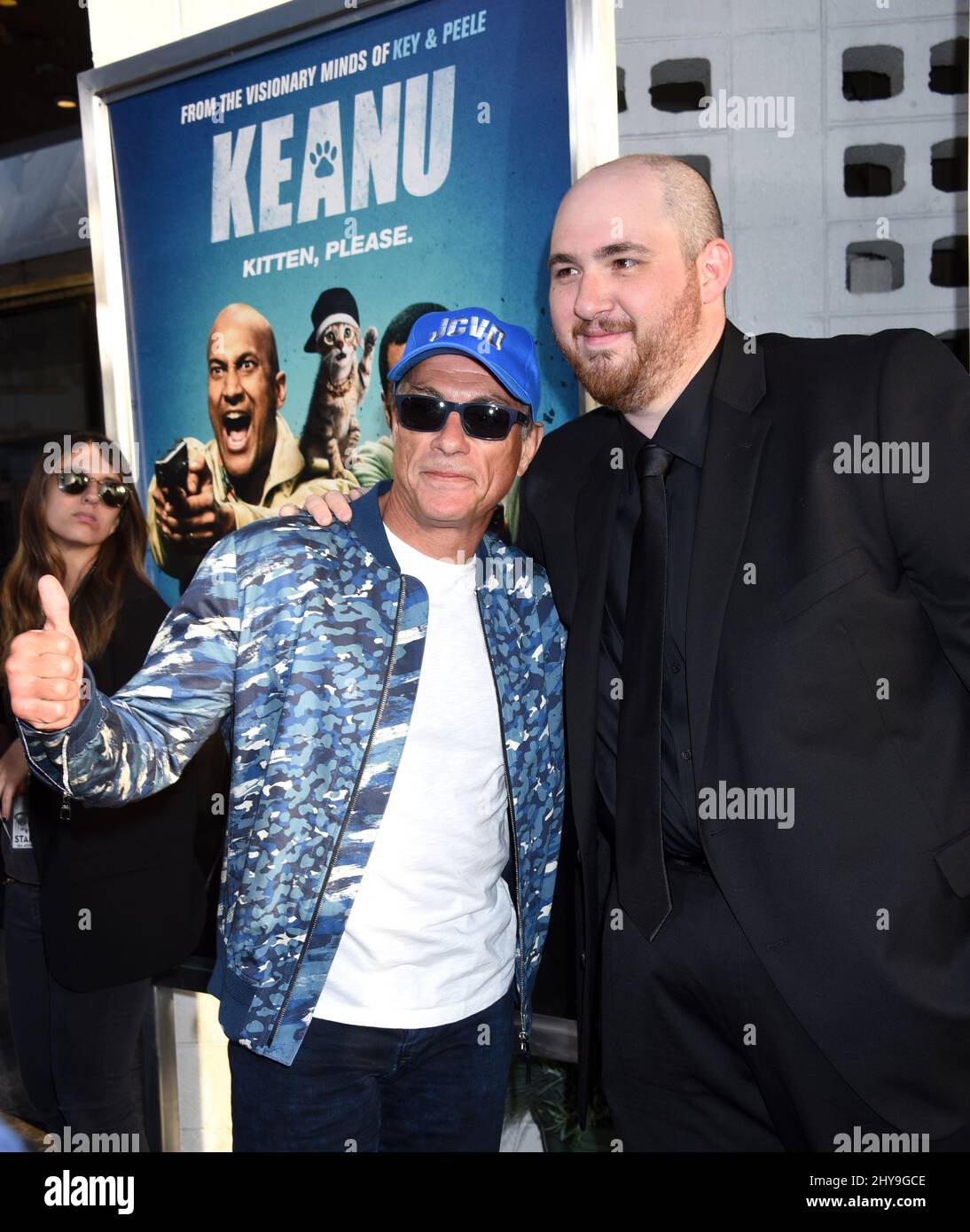 Jean-Claude Van Damme und Peter Atencio bei der Premiere von „Keanu“ im ArcLight Cinemas Cinerama Dome in Los Angeles, USA. Stockfoto