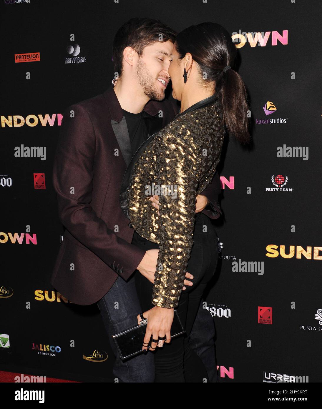 Devon Werkheiser küsst Freundin Sara Montez, während sie an der US-Premiere „Sundown“ im ArcLight Hollywood teilnimmt Stockfoto