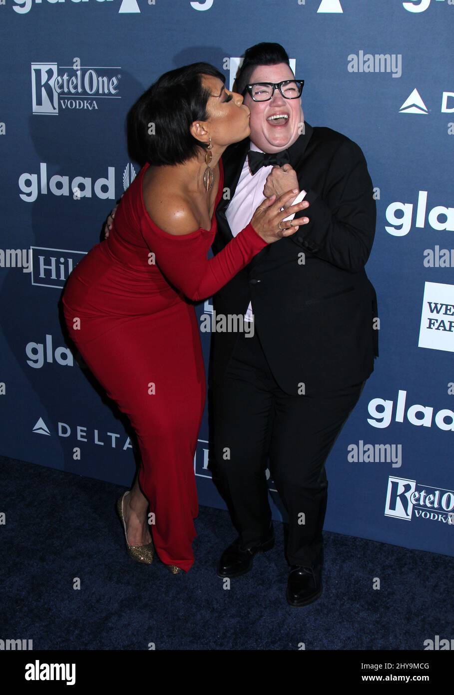 Selenis Leyva und Lea DeLaria nehmen an den jährlichen GLAAD Media Awards 27. in Los Angeles, Kalifornien, Teil. Stockfoto