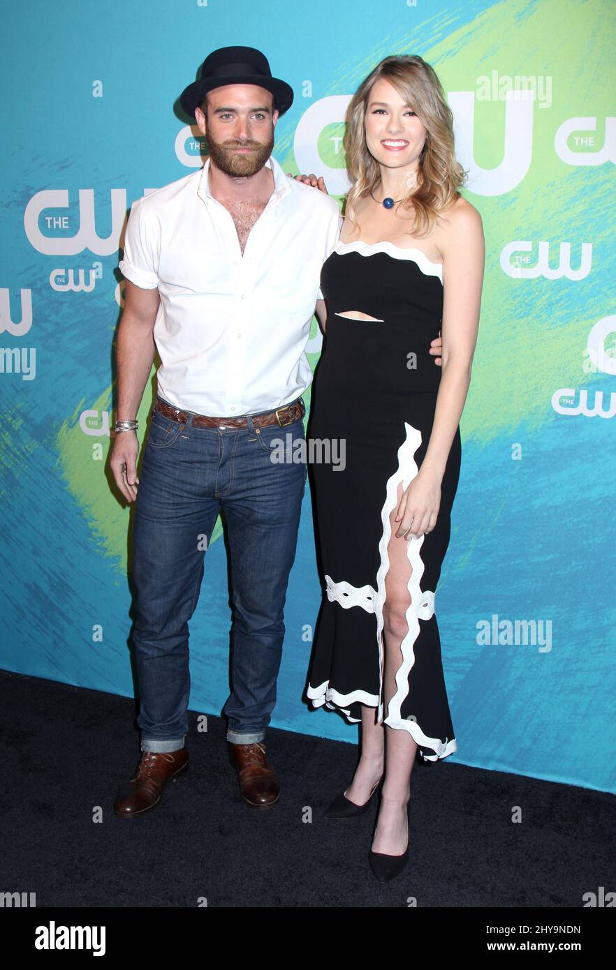 Joshua Sasse und Tori Anderson nehmen an der Upfront-Präsentation des CW Network 2016 am Donnerstag, 19. Mai 2016, in New York Teil. Stockfoto