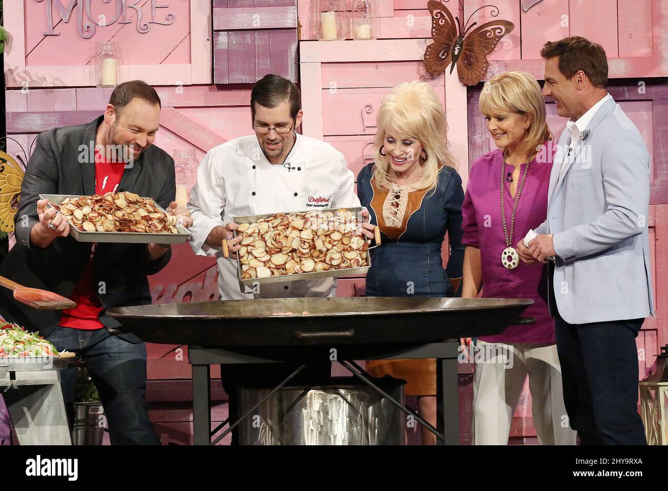 Dolly Parton und Mark Steines und Cristina Ferrare Hallmark Channel's „Home and Family“-Aufzeichnung im Celebrity Theatre in Dollywood Stockfoto