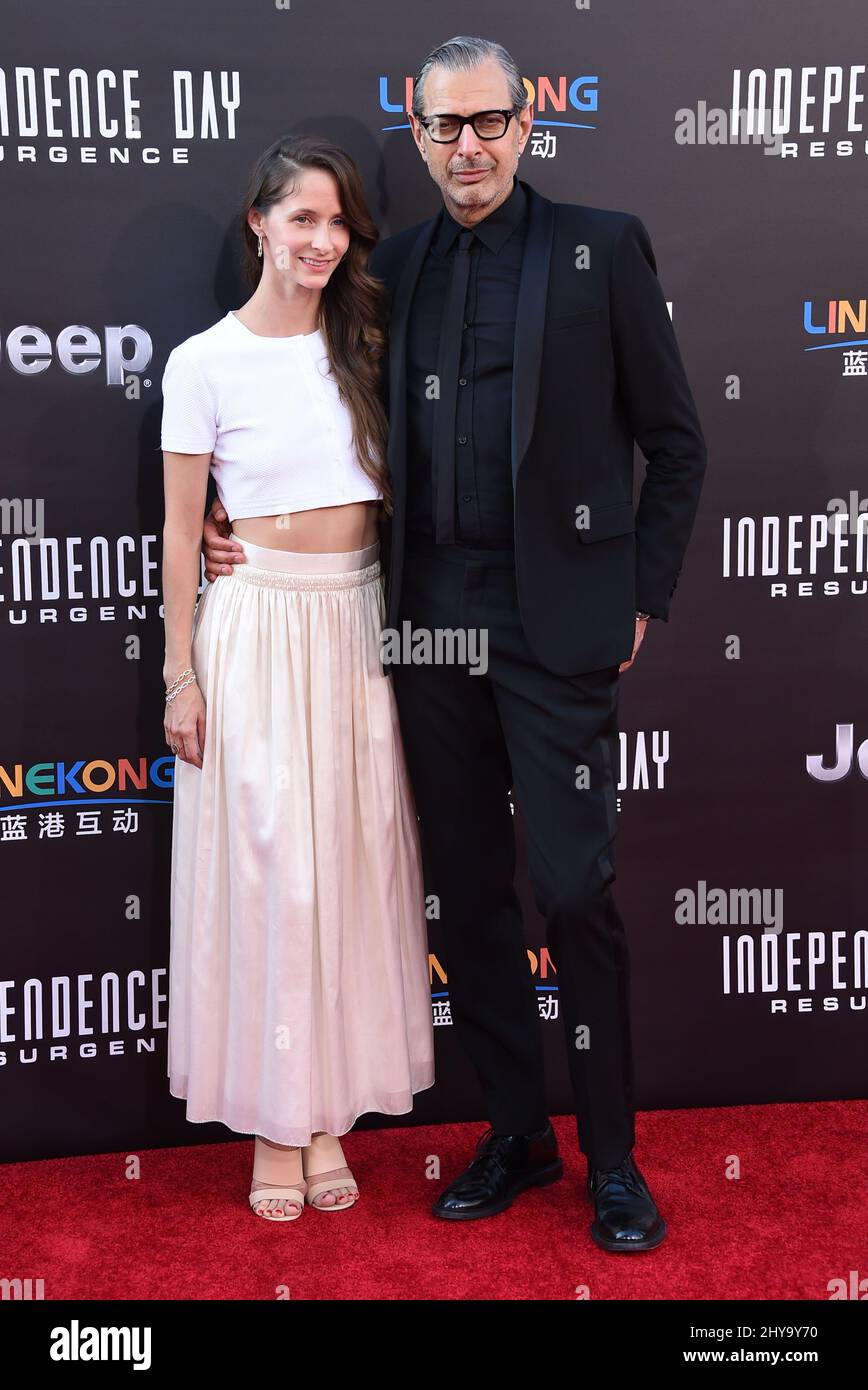 Jeff Goldblum und Emilie Livingston bei der Premiere von „Independence Day: Resurgence“ in Los Angeles, die am 20. Juni 2016 im Chinese Theatre, Hollywood, CA, stattfand. Stockfoto