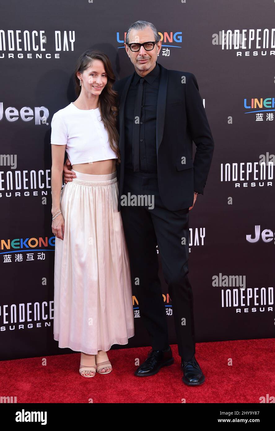 Jeff Goldblum und Emilie Livingston bei der Premiere von „Independence Day: Resurgence“ in Los Angeles, die am 20. Juni 2016 im Chinese Theatre, Hollywood, CA, stattfand. Stockfoto