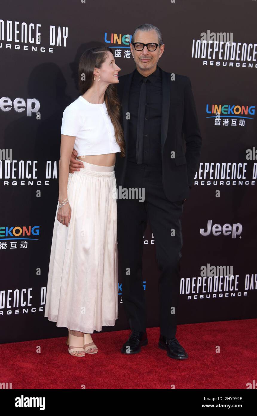 Jeff Goldblum und Emilie Livingston nahmen an der Premiere „Independence Day: Resurgence“ in Los Angeles Teil, die am 20. Juni 2016 im Chinese Theatre, Hollywood, CA, stattfand. Stockfoto