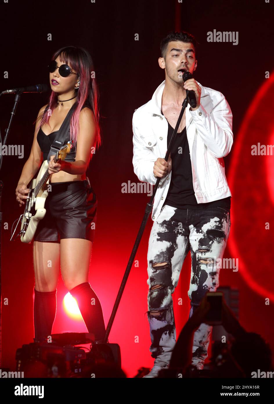 JinJoo Lee und Joe Jonas, DNCE, sind am Freitag, den 8. Juli 2016, im Staples Center in Los Angeles zu sehen. Stockfoto