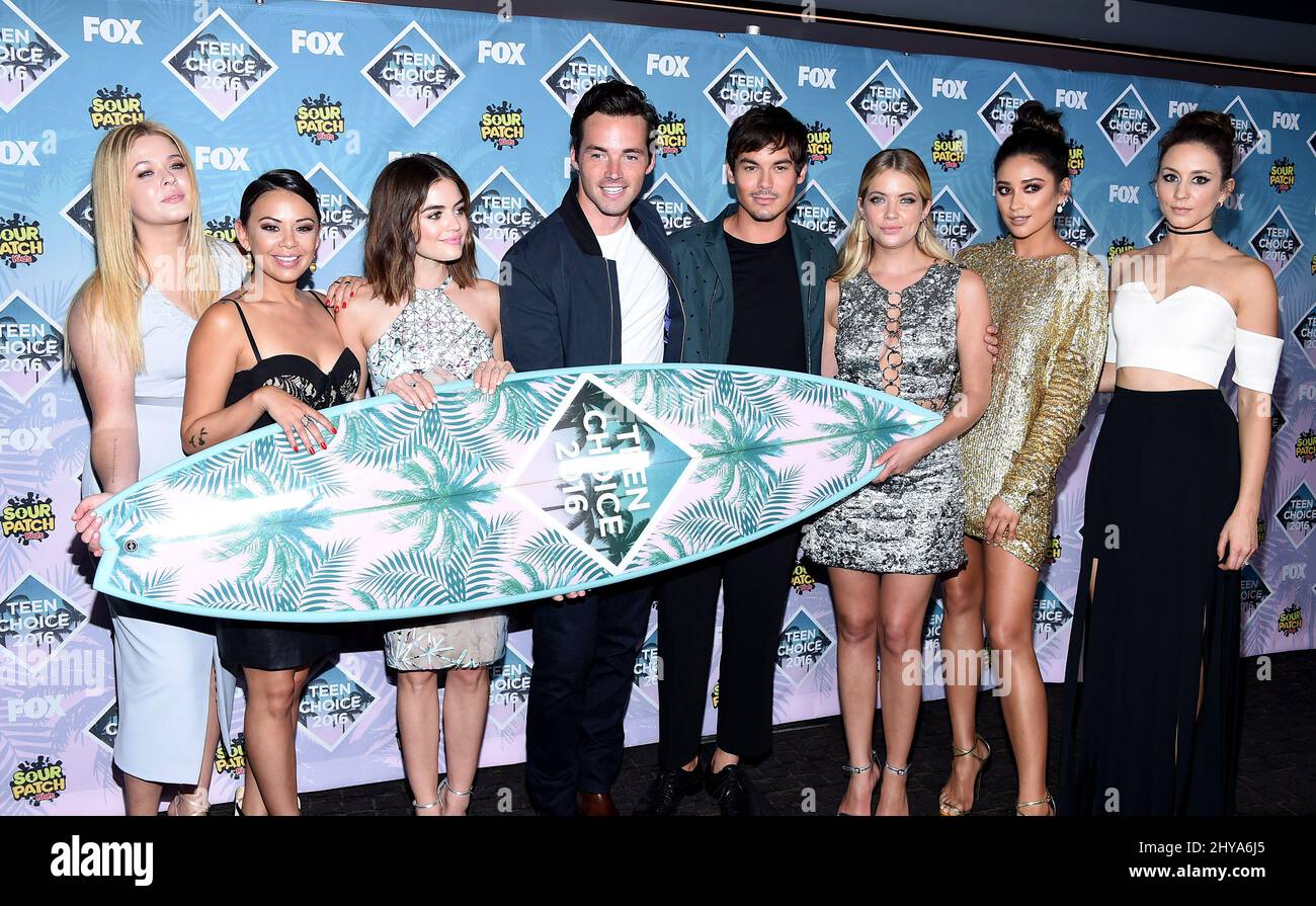 Sasha Pieterse, Janel Parrish, Lucy Hale, Tyler Blackburn, Ashley Benson, Shay Mitchell und Troian Bellisario im Presseraum bei den Teen Choice Awards 2016, die im Forum abgehalten wurden Stockfoto