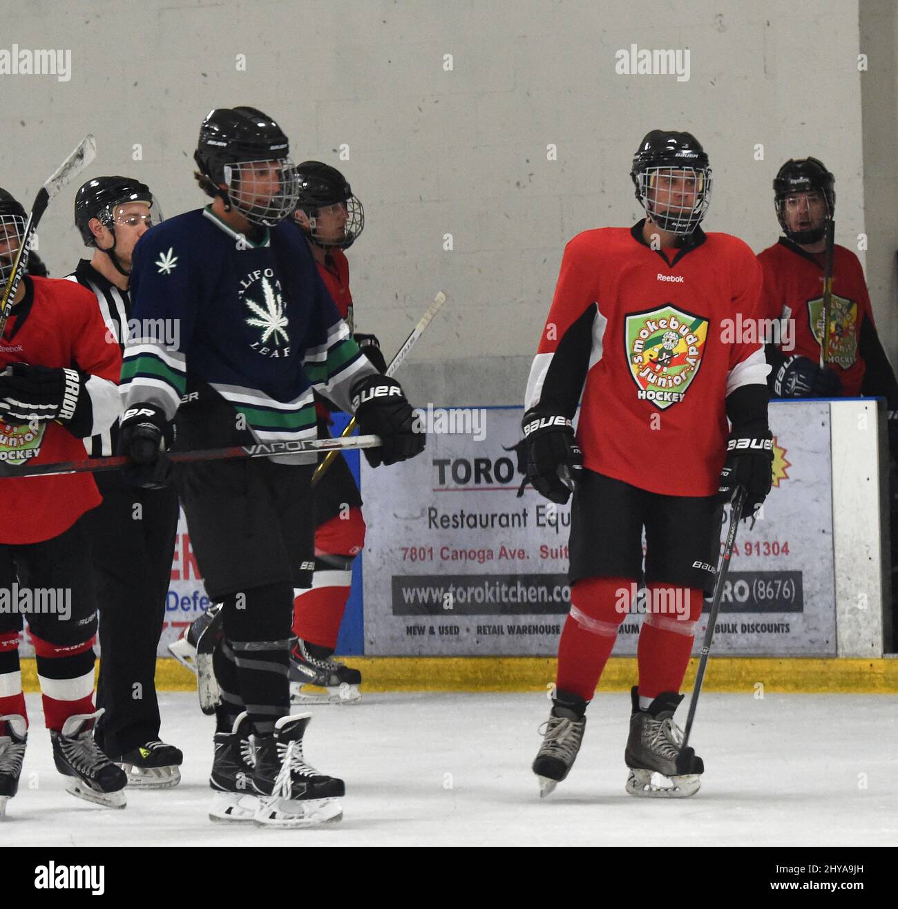 Justin Bieber spielt Eishockey im San Fernando Valley an einem sehr heißen Sommerabend. Er erzielt ein Tor in einem Verlust von 7-2. 15. August 2016 San Fernando Valley, CA. Stockfoto