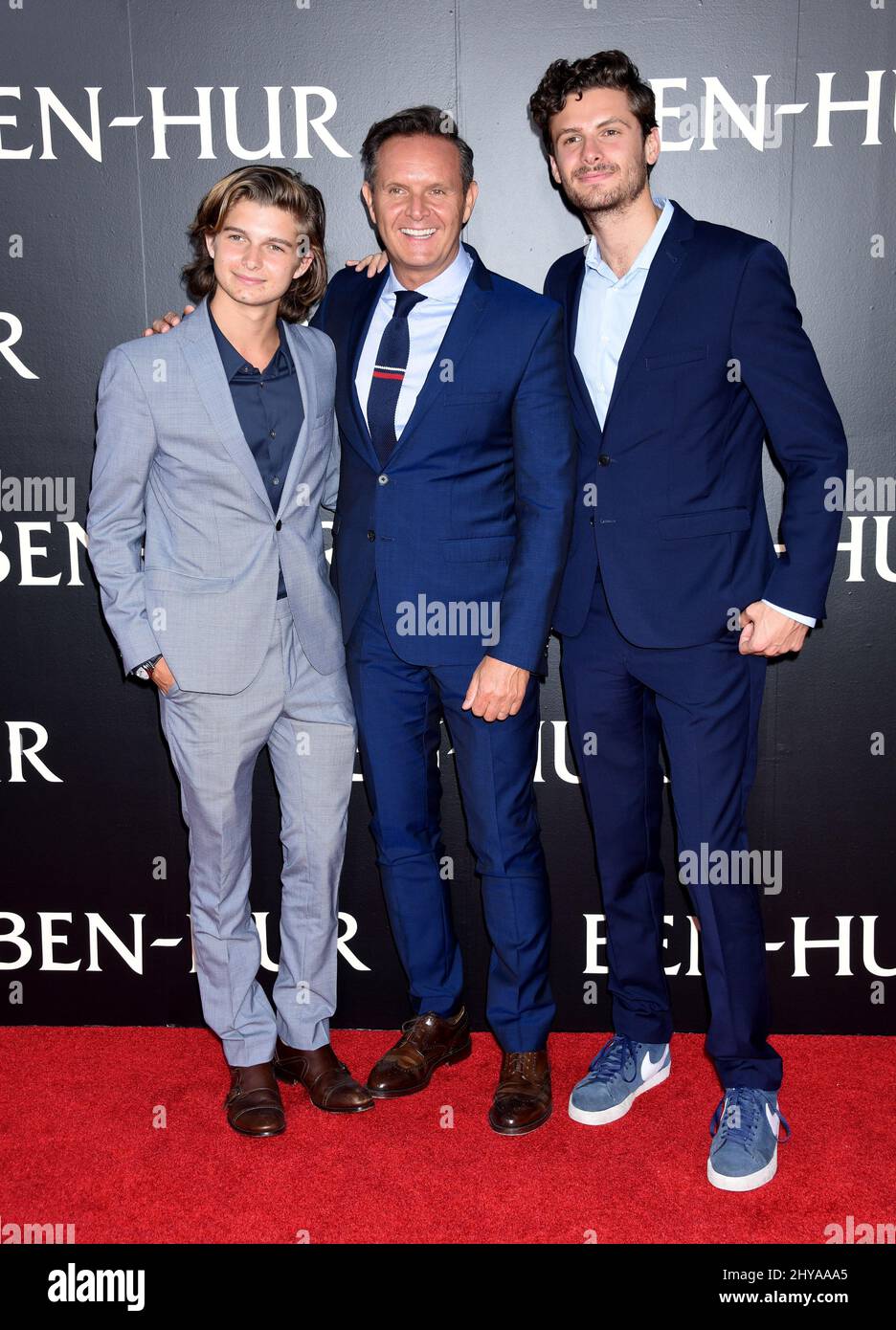 Mark Burnett, James Burnett und Cameron Burnett nehmen an der „Ben-Hur“-Premiere in Los Angeles Teil, die im TCL Chinese stattfand Stockfoto