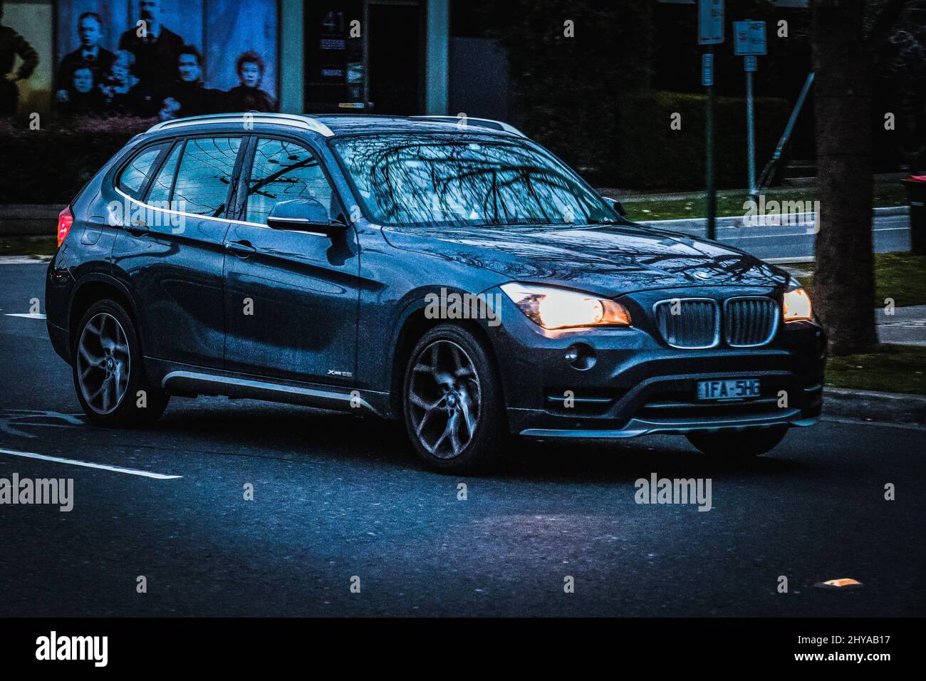 Nahaufnahme eines sich bewegenden BMW SUV-Fahrzeugs in Australien Stockfoto