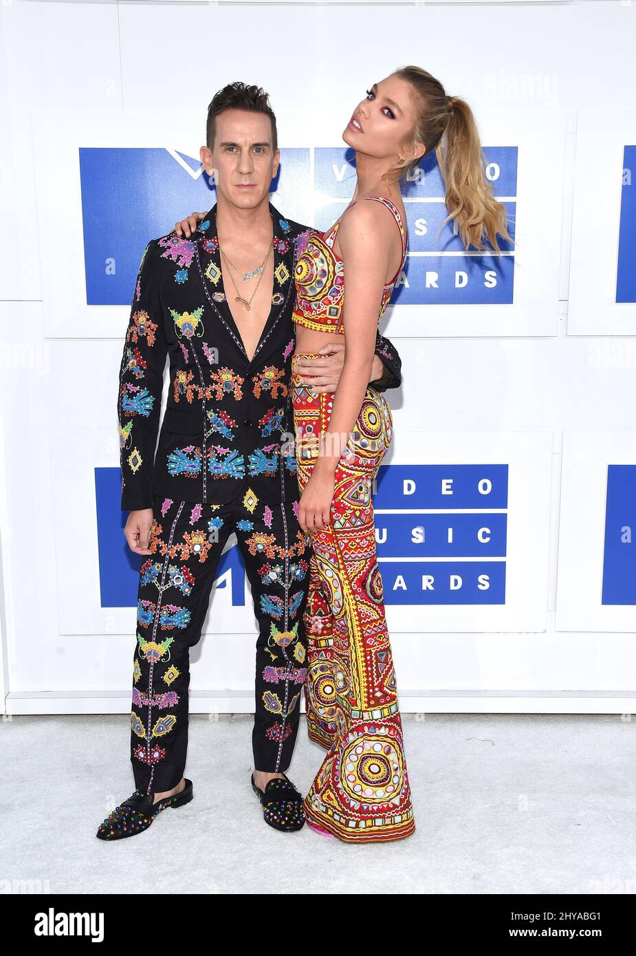 Jeremy Scott und Stella Maxwell kommen für die MTV Video Music Awards 2016, Madison Square Garden, New York, 28.. August 2016. Stockfoto