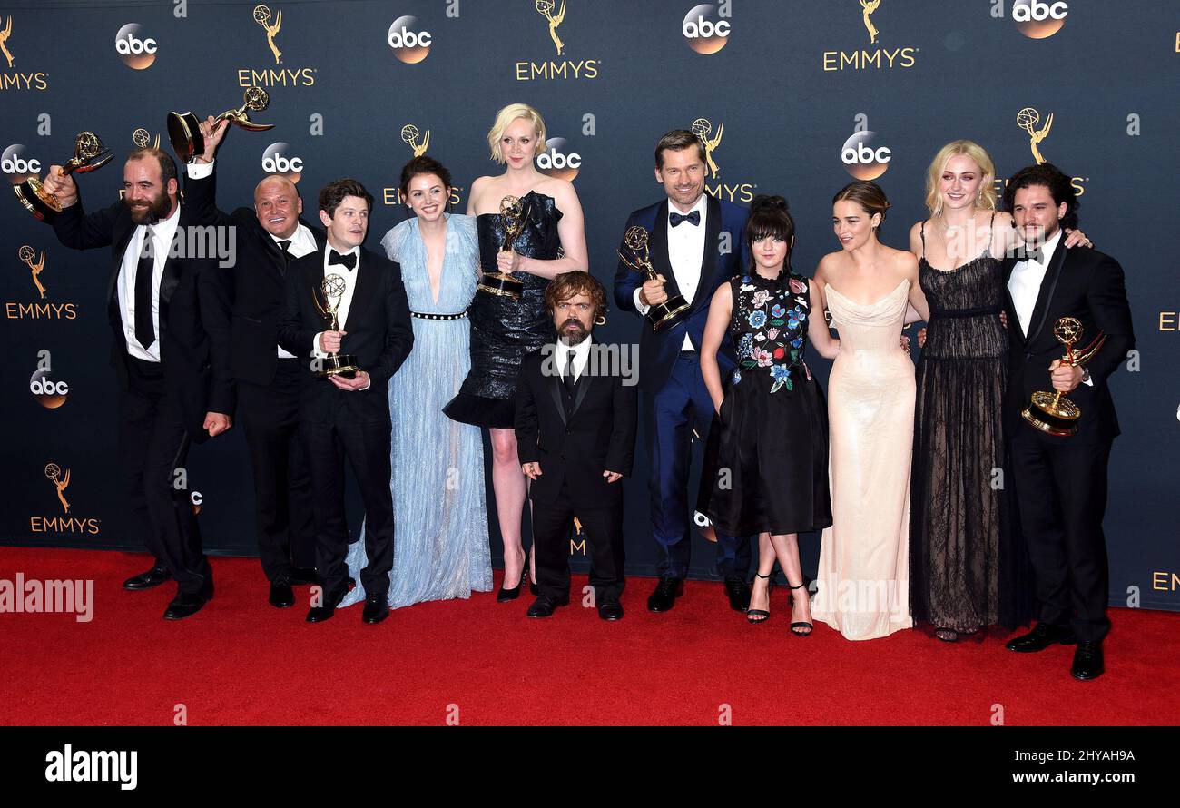 Rory McCann, Conleth Hill, Iwan Rheon, Hannah Murray, Gwendoline Christie, Peter Dinklage, Nikolaj Coster-Waldau, Maisie Williams, Emilia Clarke, Sophie Turner, Und Kit Harington im Pressesaal bei den Primetime Emmy Awards 68. am Sonntag, den September. 18, 2016, im Microsoft Theater in Los Angeles. Stockfoto