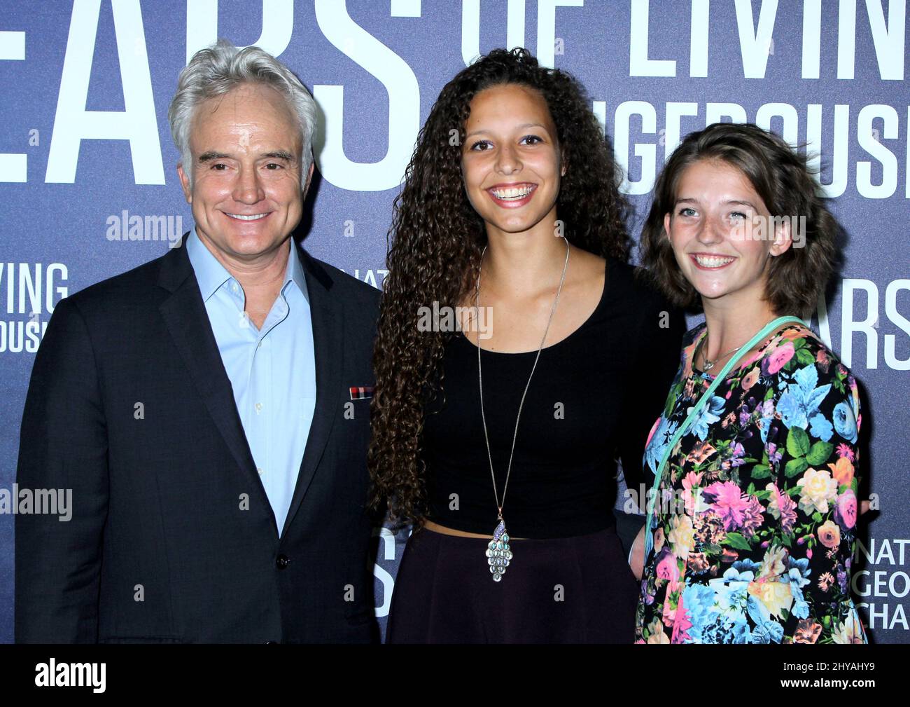 Bradley Whitford, die Töchter Frances Whitford und Mary Louisa Whi nehmen am Mittwoch, den 21. September 2016, an der Premiere von „Years of Living Dangerously“ des National Geographic Channel im American Museum of Natural History in New York Teil. Stockfoto