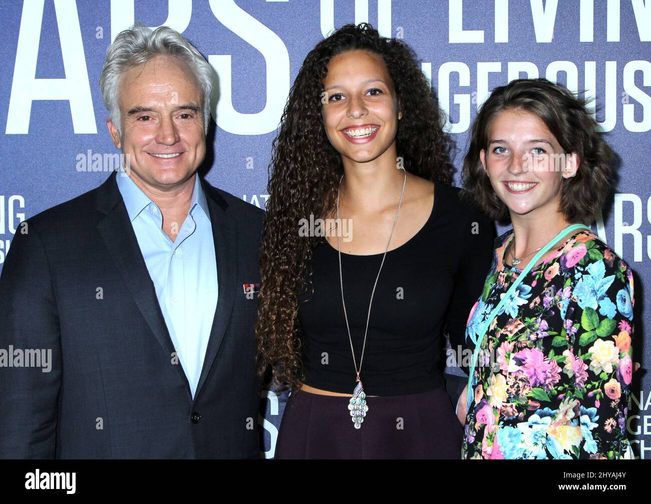 Bradley Whitford, die Töchter Frances Whitford und Mary Louisa Whi nehmen an der Premiere von „Years of Living Dangerously“ von National Geographic Channel am Mittwoch, den 21. September 2016, im American Museum of Natural History in New York Teil. Stockfoto