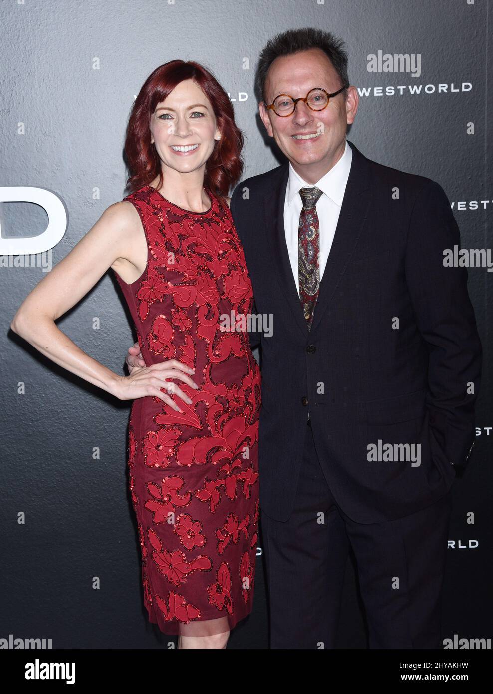 Carrie Preston und Michael Emerson bei der Premiere von 'Westworld' im TCL Chinese Theatre in Los Angeles, USA. Stockfoto