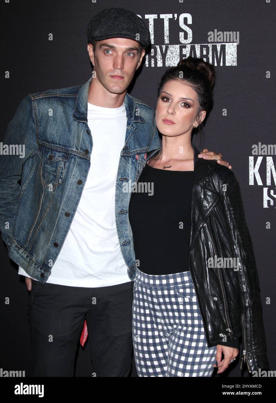 Shenae Grimes und Josh Beech kommen zum Black Carpet Event 2016 von Knott's Scary Farm am 30. 2016. September in Knott's Berry Farm, Los Angeles. Stockfoto