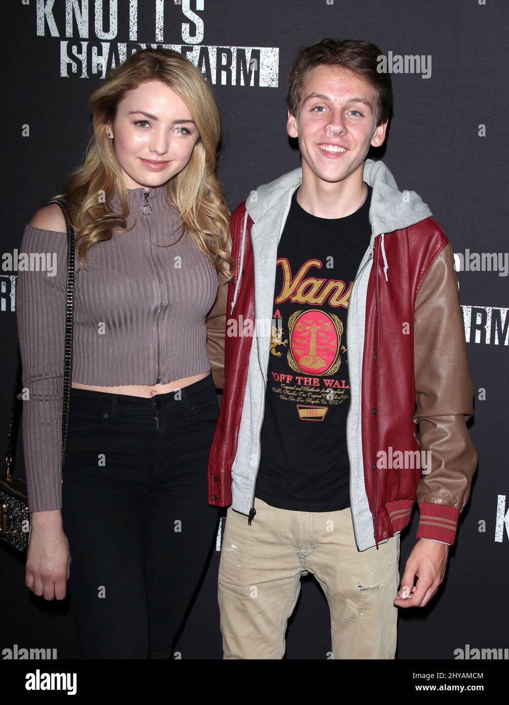 Peyton List und Jacob Bertrand kommen zum Black Carpet Event 2016 von Knott's Scary Farm, das am 30. 2016. September in Knott's Berry Farm, Los Angeles, stattfindet. Stockfoto