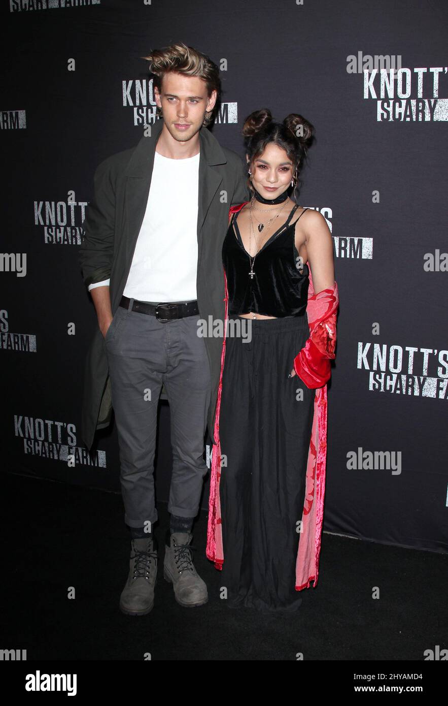 Austin Butler und Vanessa Hudgens kommen zum Black Carpet Event 2016 von Knott's Scary Farm, das am 30. 2016. September in Knott's Berry Farm, Los Angeles, stattfindet. Stockfoto