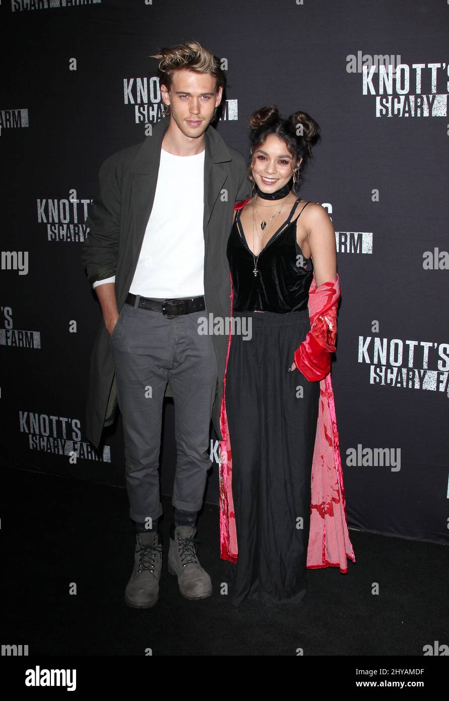 Austin Butler und Vanessa Hudgens kommen zum Black Carpet Event 2016 von Knott's Scary Farm, das am 30. 2016. September in Knott's Berry Farm, Los Angeles, stattfindet. Stockfoto