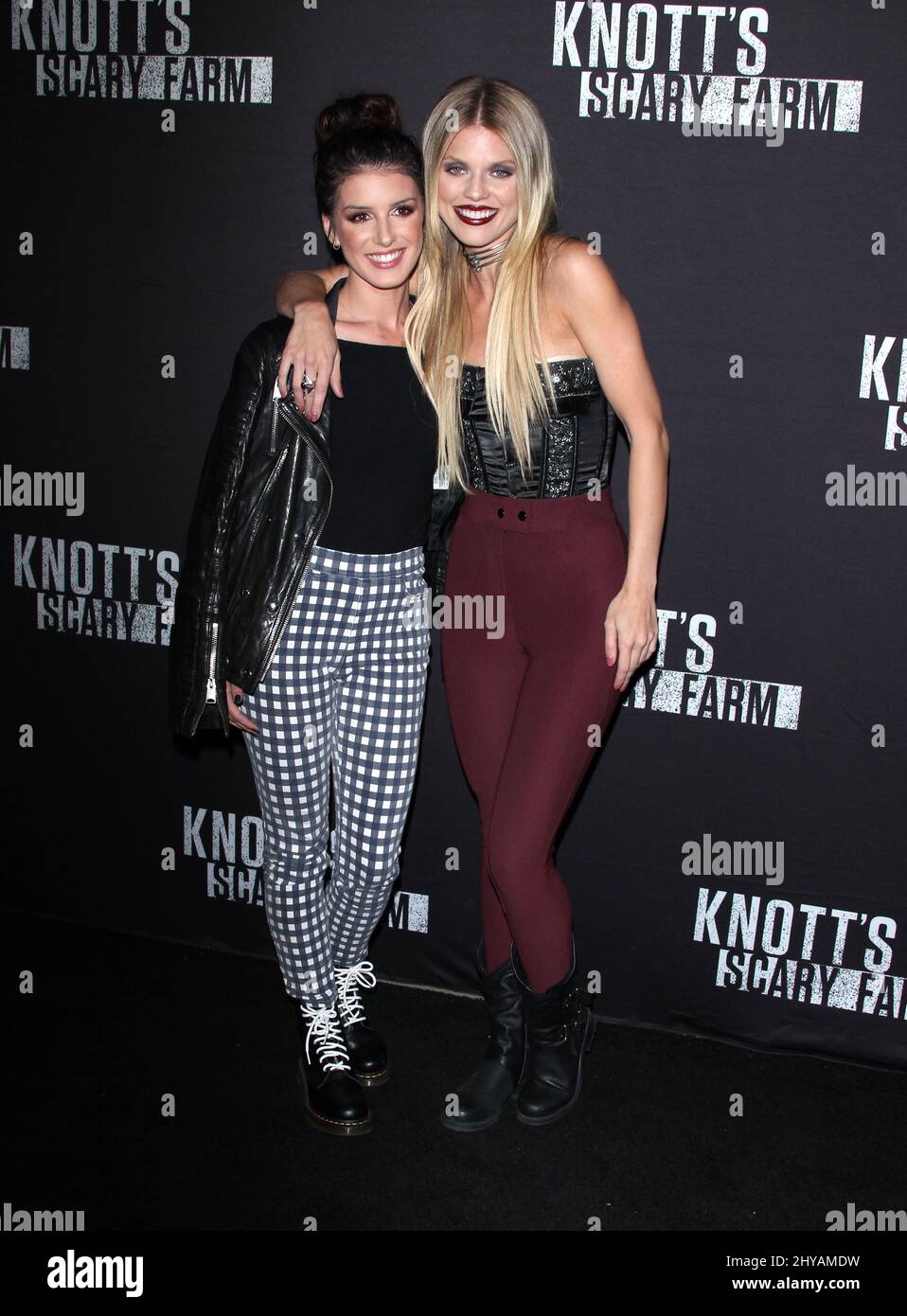 Shenae Grimes und AnnaLynne McCord kommen zum Black Carpet Event 2016 von Knott's Scary Farm am 30. 2016. September in Knott's Berry Farm, Los Angeles. Stockfoto