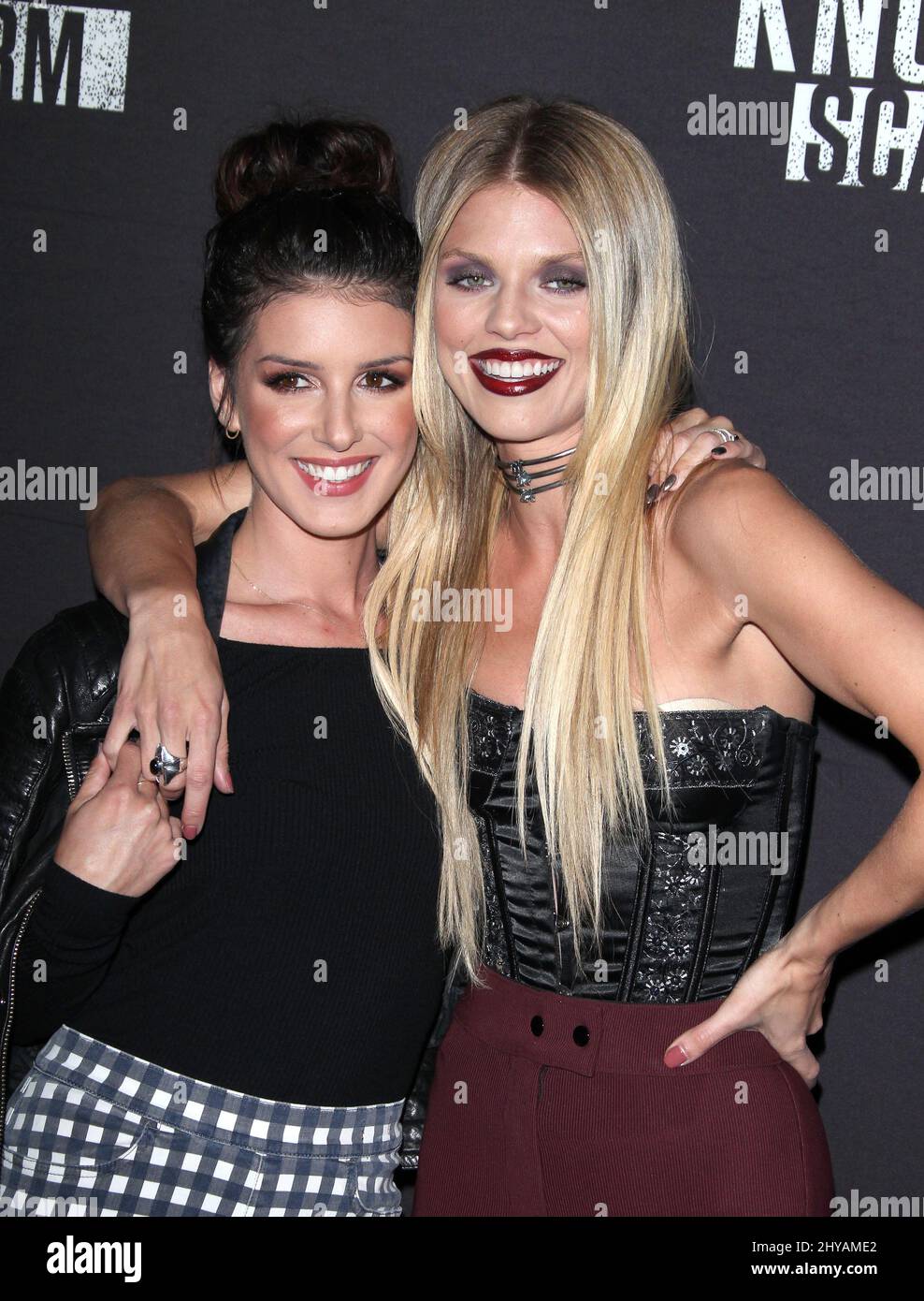 Shenae Grimes und AnnaLynne McCord kommen zum Black Carpet Event 2016 von Knott's Scary Farm am 30. 2016. September in Knott's Berry Farm, Los Angeles. Stockfoto