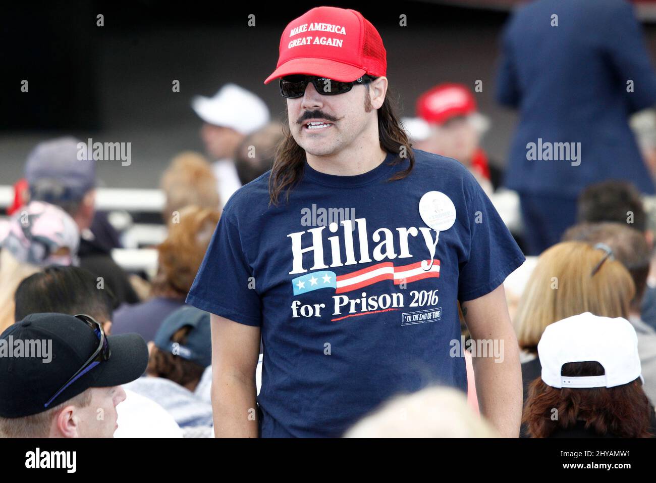 Donald Trump Unterstützer der republikanische Präsidentschaftskandidat Donald Trump spricht bei einer Kundgebung im Henderson Pavilion an seine Anhänger Stockfoto