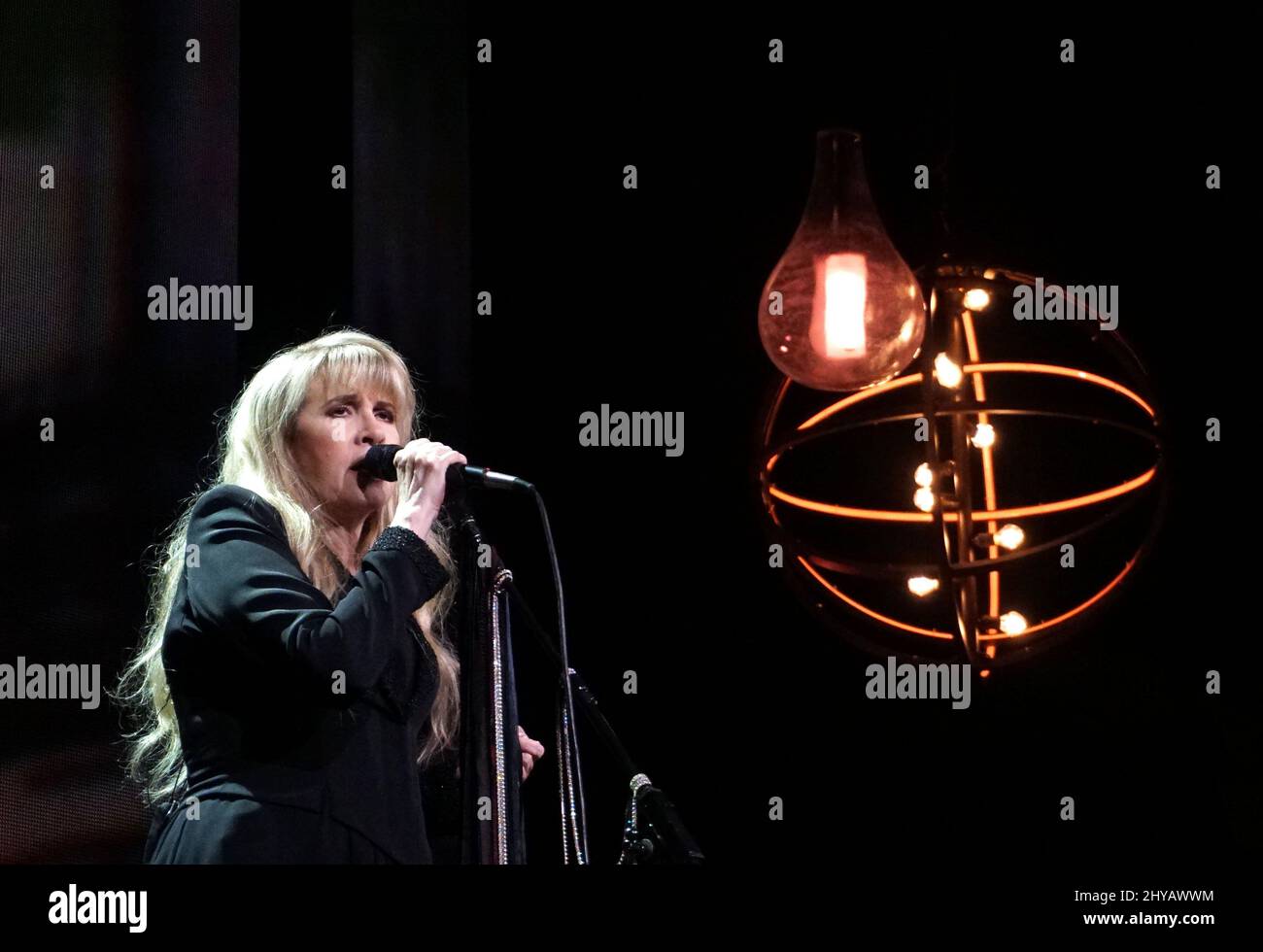 Stevie Nicks tritt bei der Eröffnungsnacht der Heimatstadt Stevie Nicks '24 Karat Gold Tour' mit den Pretenders in der Talking Stick Arena auf. Stockfoto