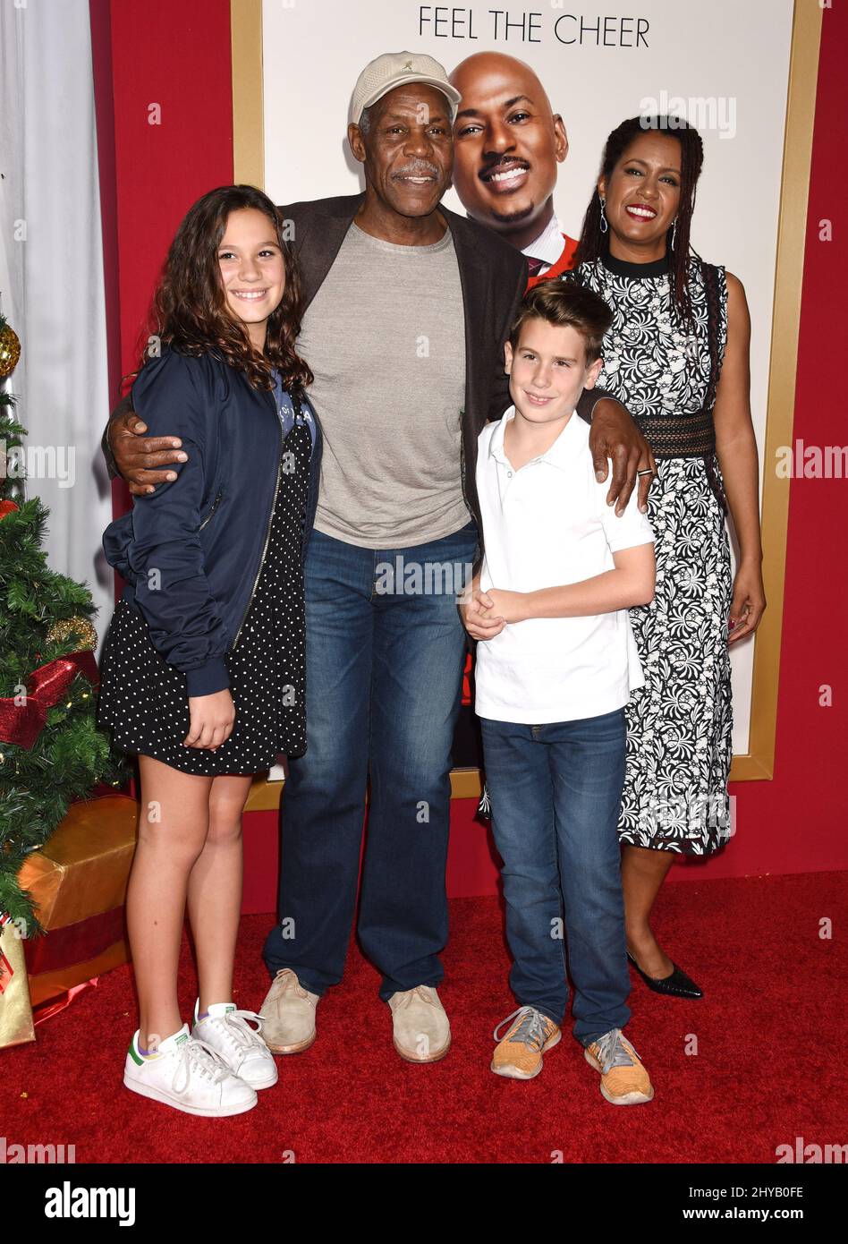 Danny Glover, Eliane Cavalleiro und Familie kommen bei der fast  weihnachtlichen Premiere von Universal an, die am Donnerstag im Regency  Village Theatre in Westwood, Los Angeles, CA, USA, stattfand. 3. November  2016